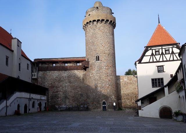 2 hradní nádvoří