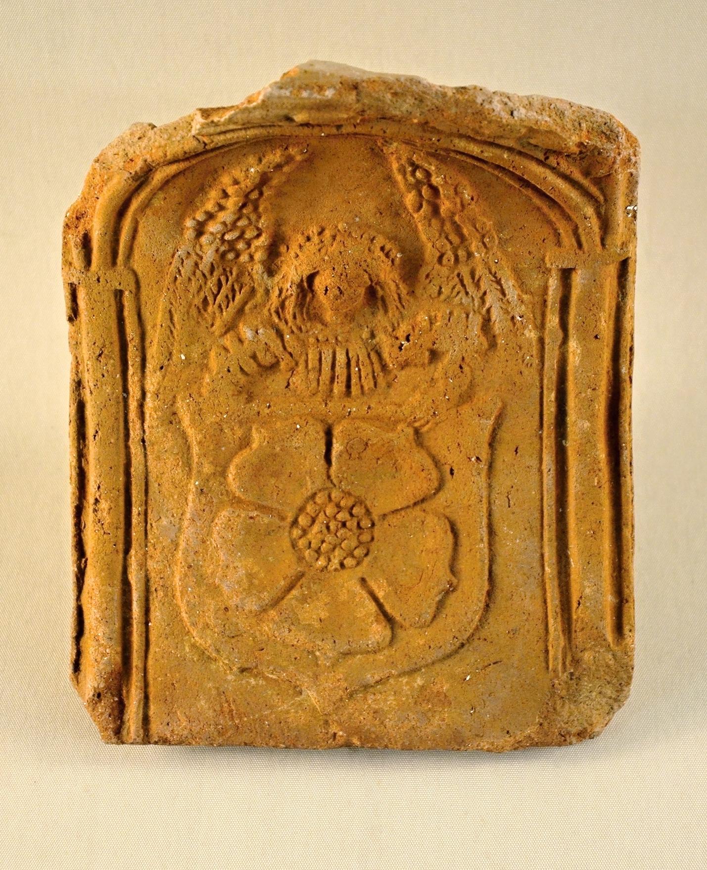 Kachle se znakem Jindřicha z Hradce